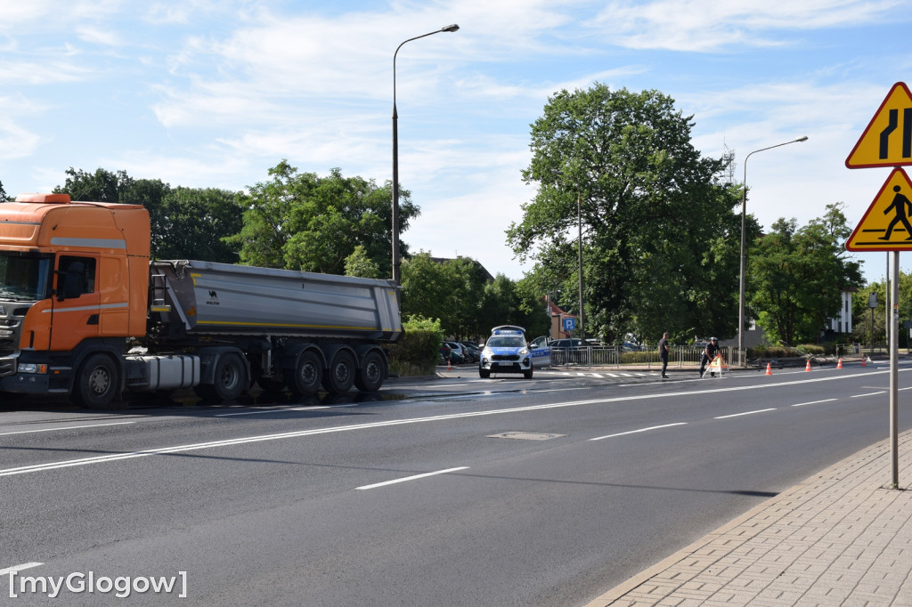 Ciężarówka wjechała w barierkę w Głogowie