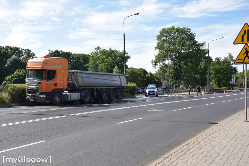 Ciężarówka wjechała w barierkę w Głogowie