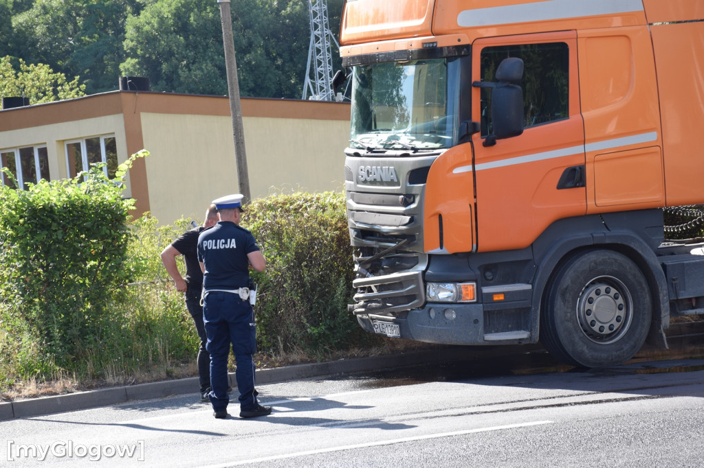 Ciężarówka wjechała w barierkę w Głogowie