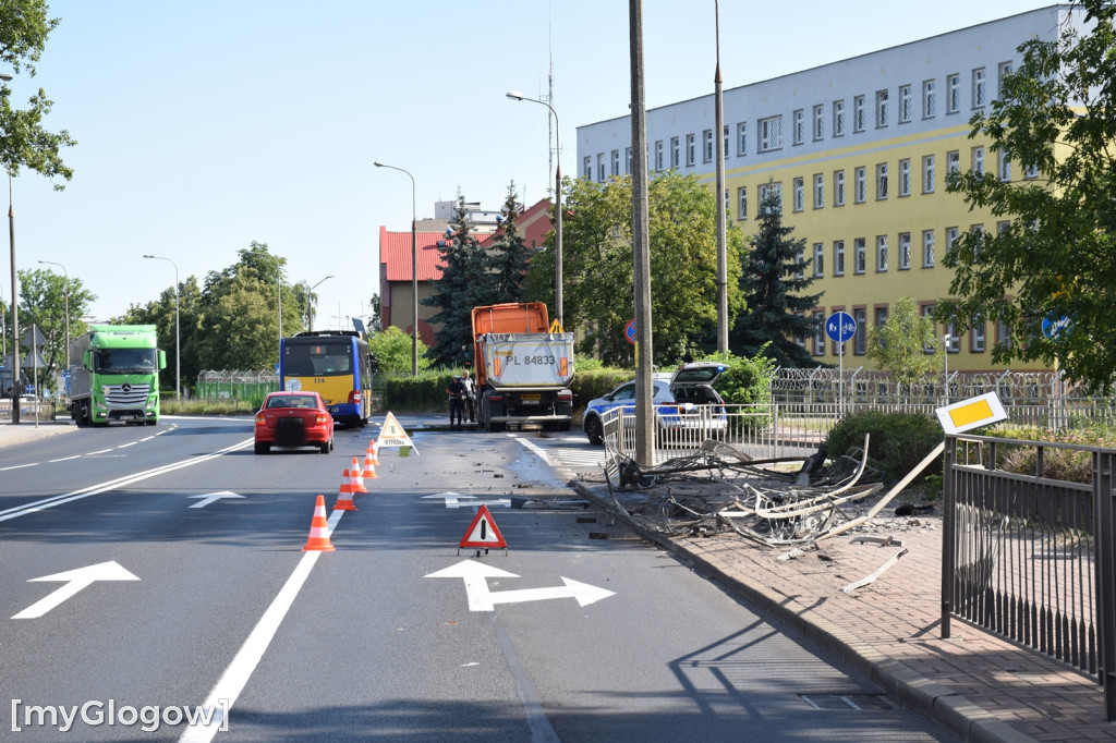 Ciężarówka wjechała w barierkę w Głogowie
