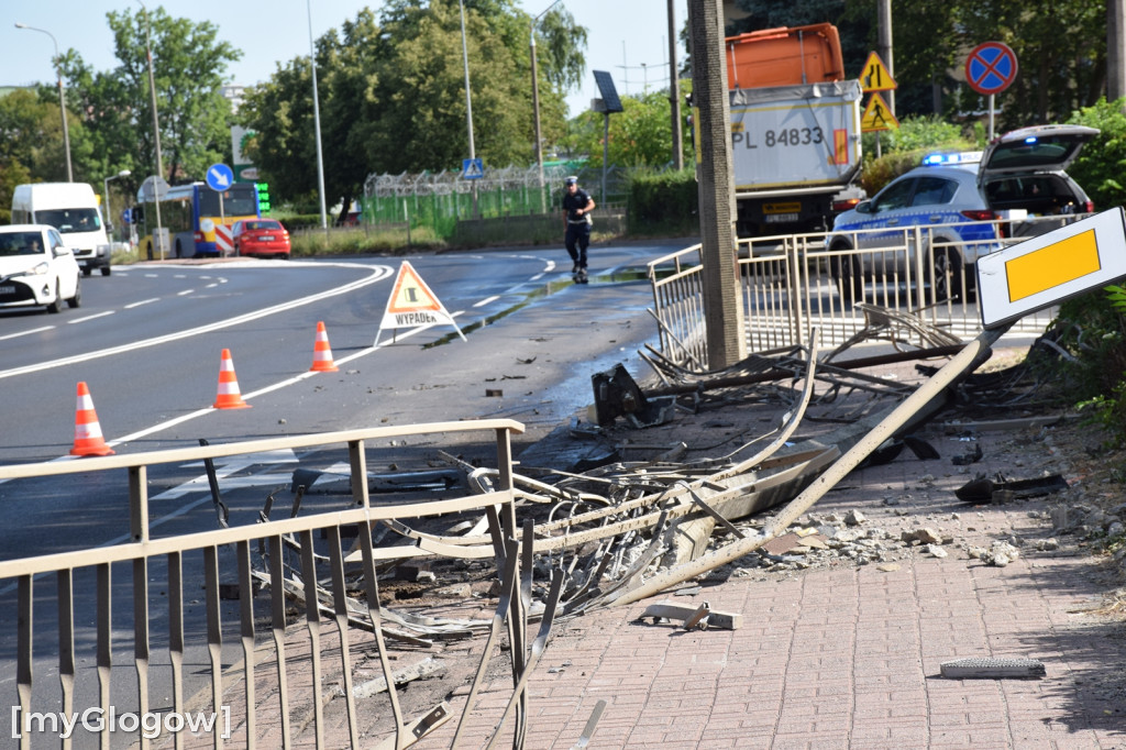 Ciężarówka wjechała w barierkę w Głogowie