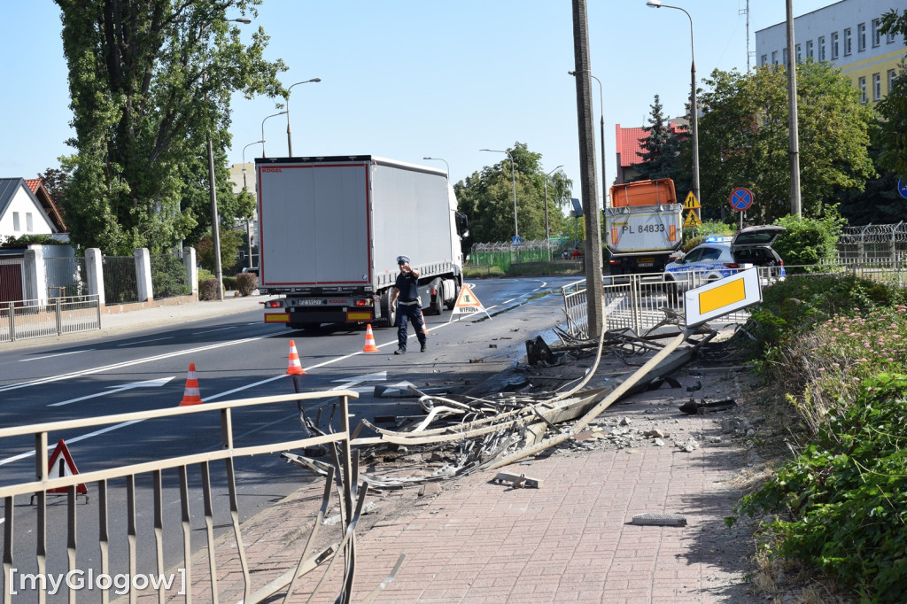 Ciężarówka wjechała w barierkę w Głogowie