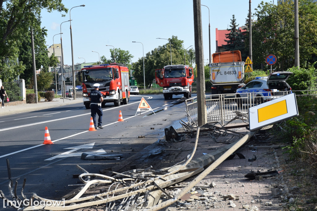Ciężarówka wjechała w barierkę w Głogowie