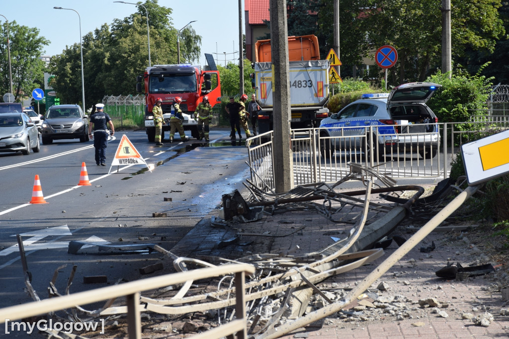 Ciężarówka wjechała w barierkę w Głogowie