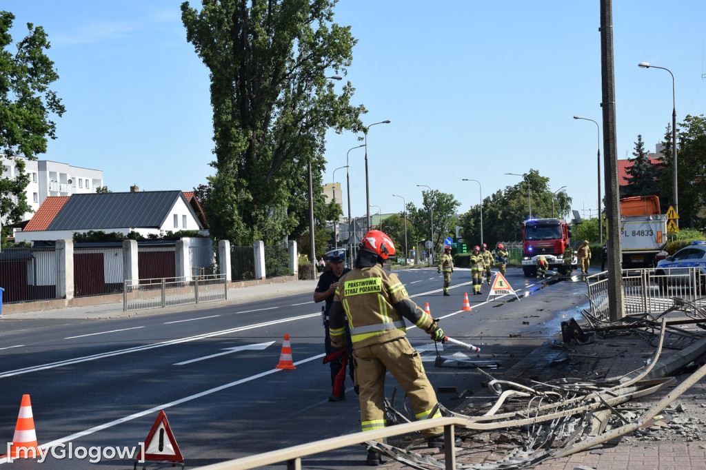 Ciężarówka wjechała w barierkę w Głogowie