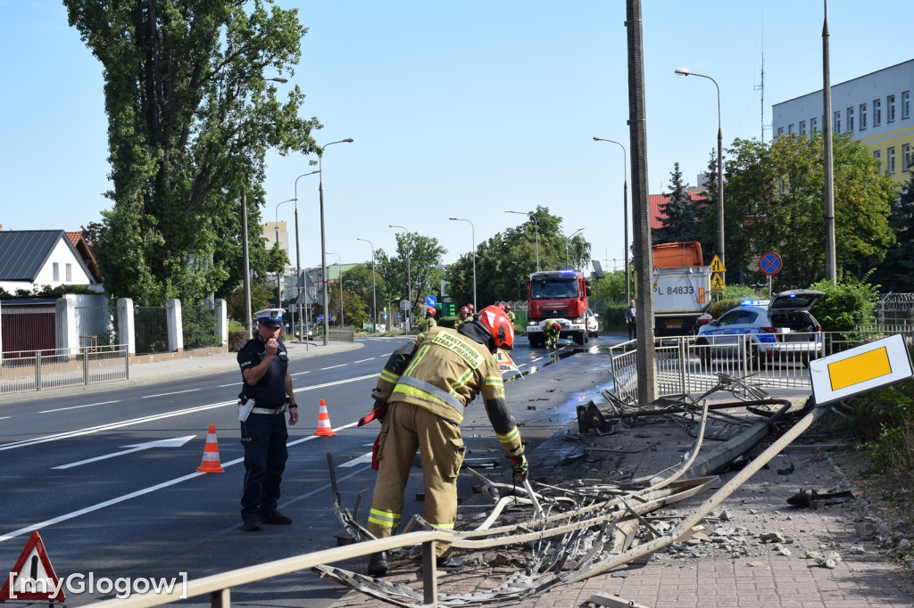 Ciężarówka wjechała w barierkę w Głogowie