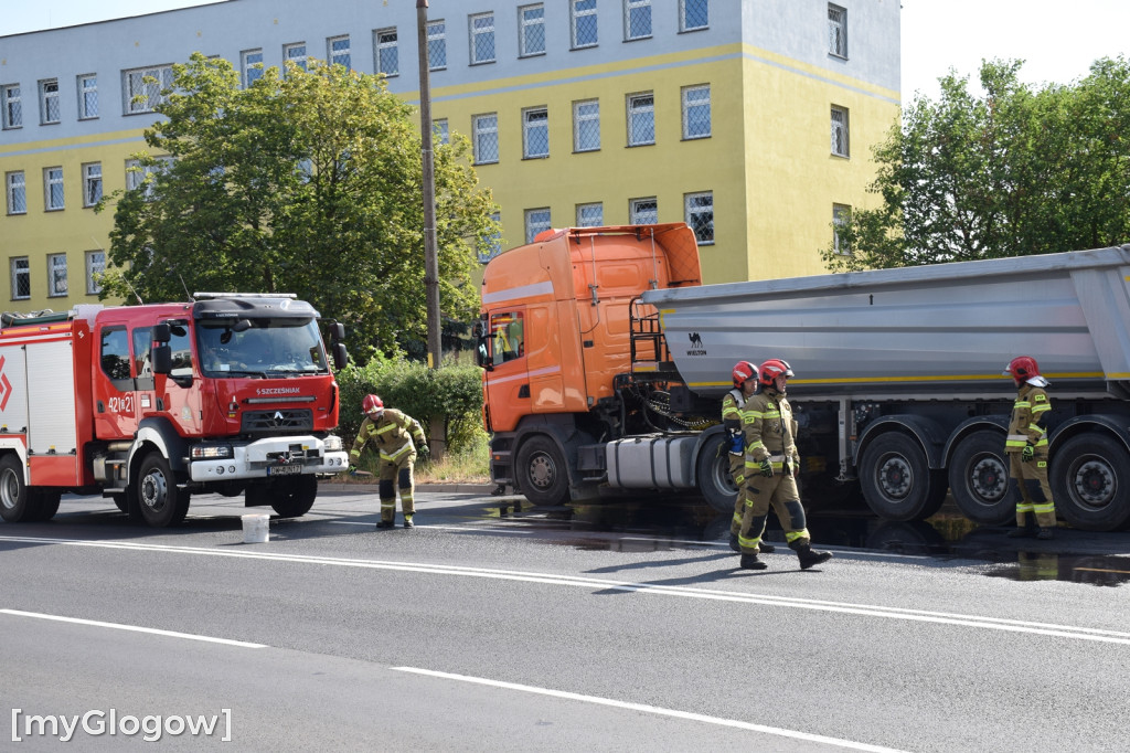 Ciężarówka wjechała w barierkę w Głogowie