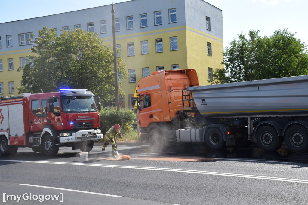 Ciężarówka wjechała w barierkę w Głogowie