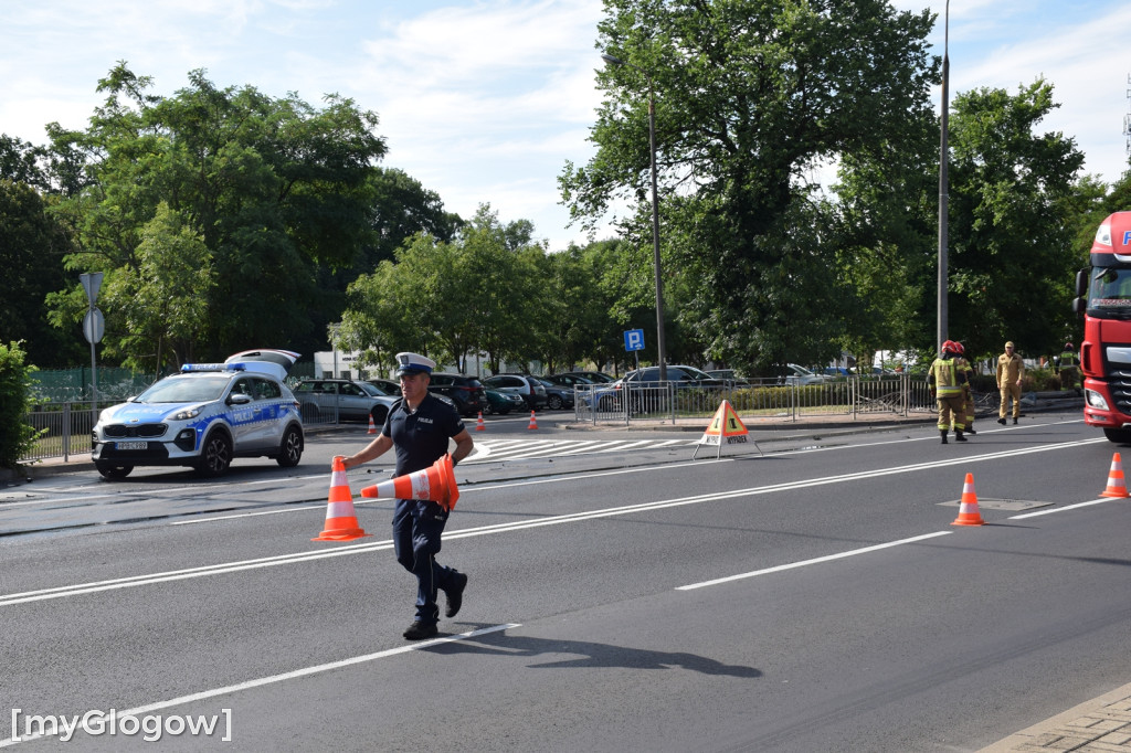 Ciężarówka wjechała w barierkę w Głogowie