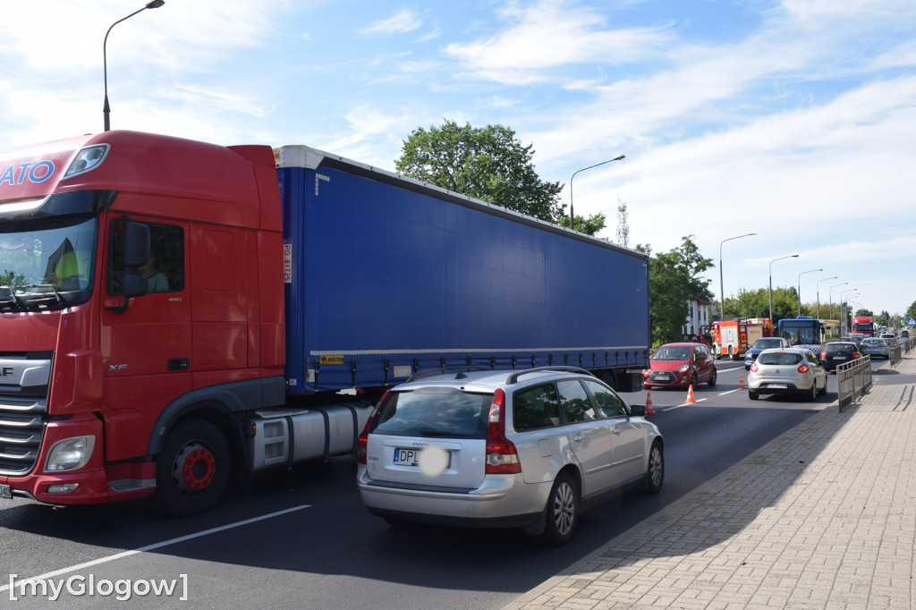 Ciężarówka wjechała w barierkę w Głogowie