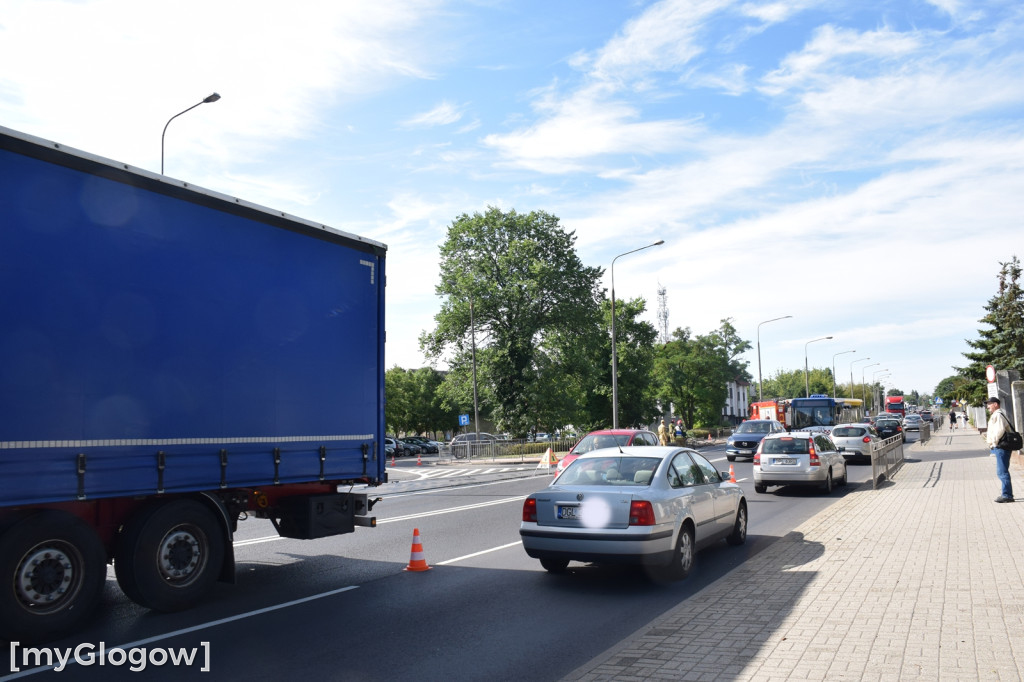 Ciężarówka wjechała w barierkę w Głogowie