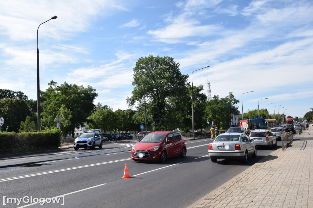 Ciężarówka wjechała w barierkę w Głogowie
