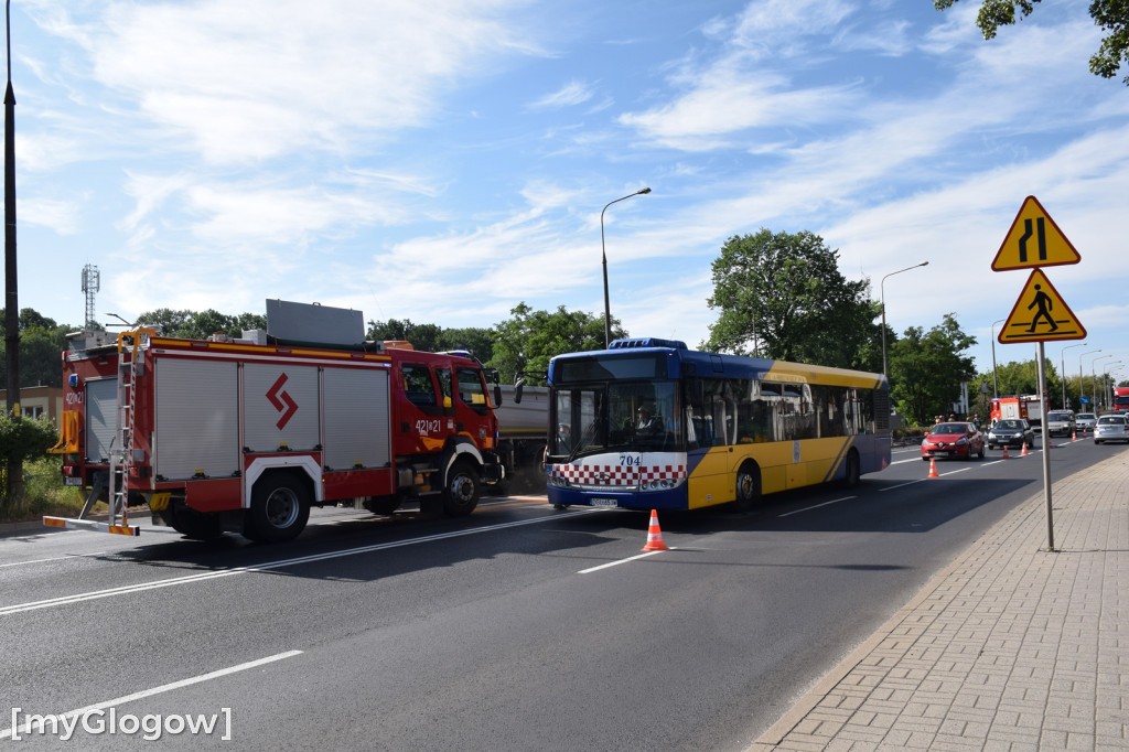 Ciężarówka wjechała w barierkę w Głogowie