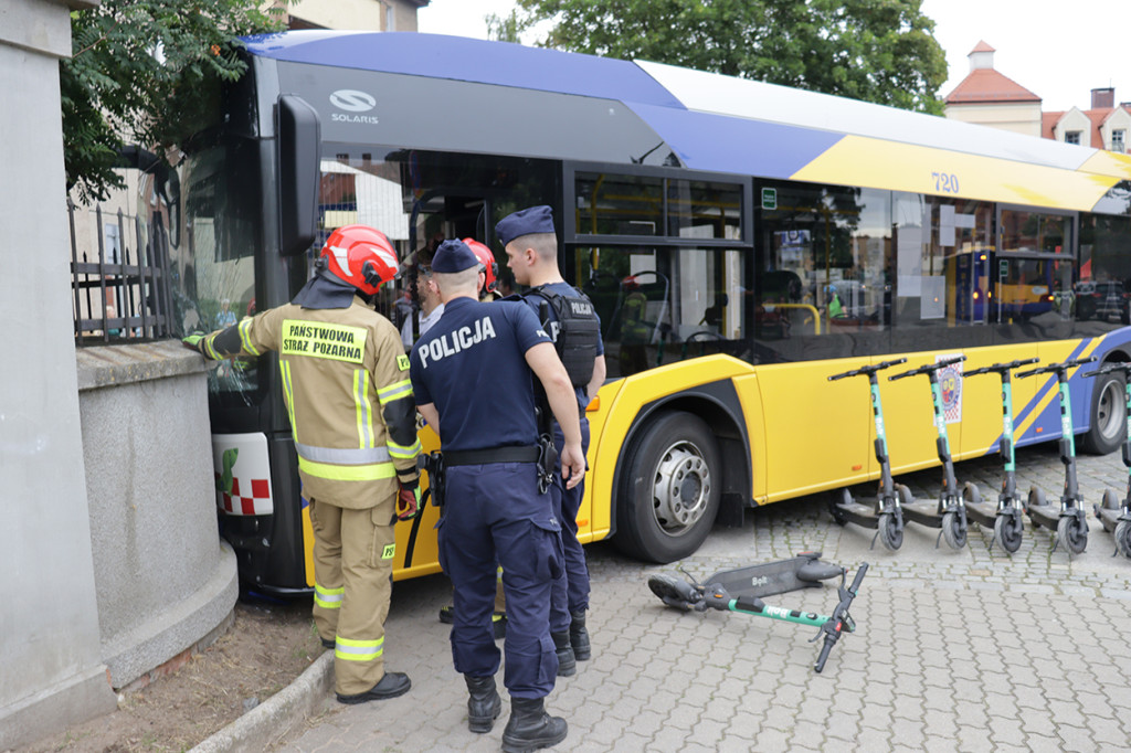 W Głogowie autobus uderzył w ogrodzenie kościoła