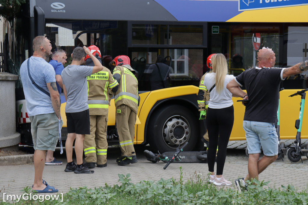 W Głogowie autobus uderzył w ogrodzenie kościoła
