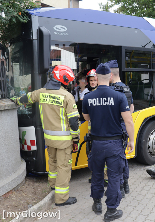 W Głogowie autobus uderzył w ogrodzenie kościoła