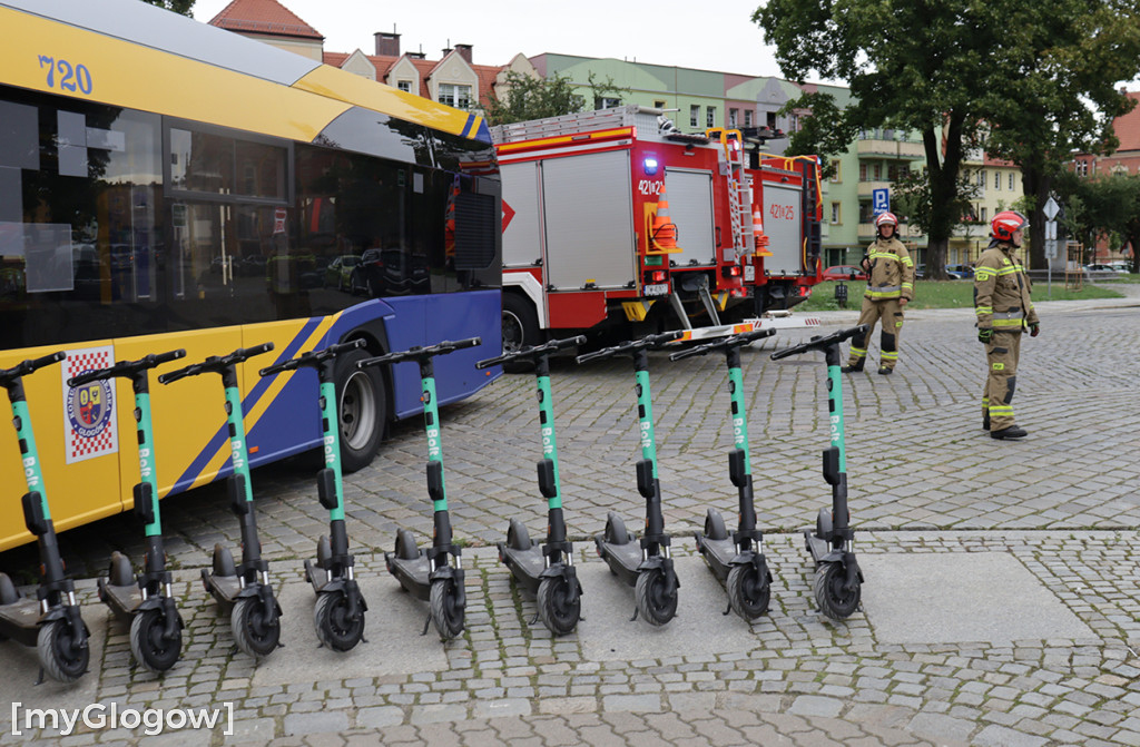 W Głogowie autobus uderzył w ogrodzenie kościoła