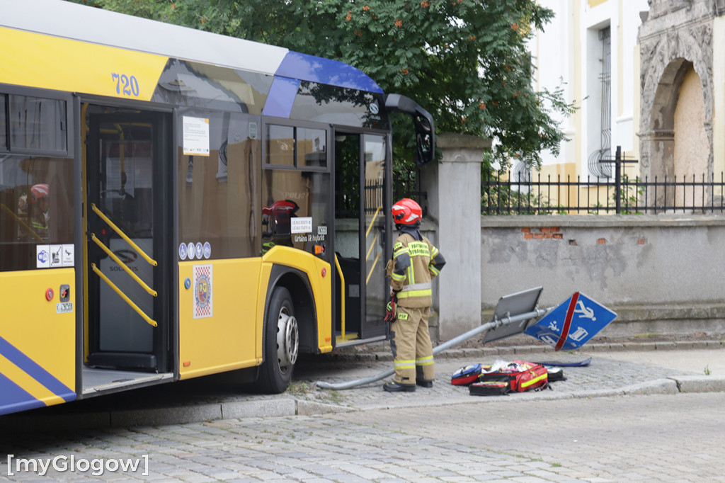 W Głogowie autobus uderzył w ogrodzenie kościoła