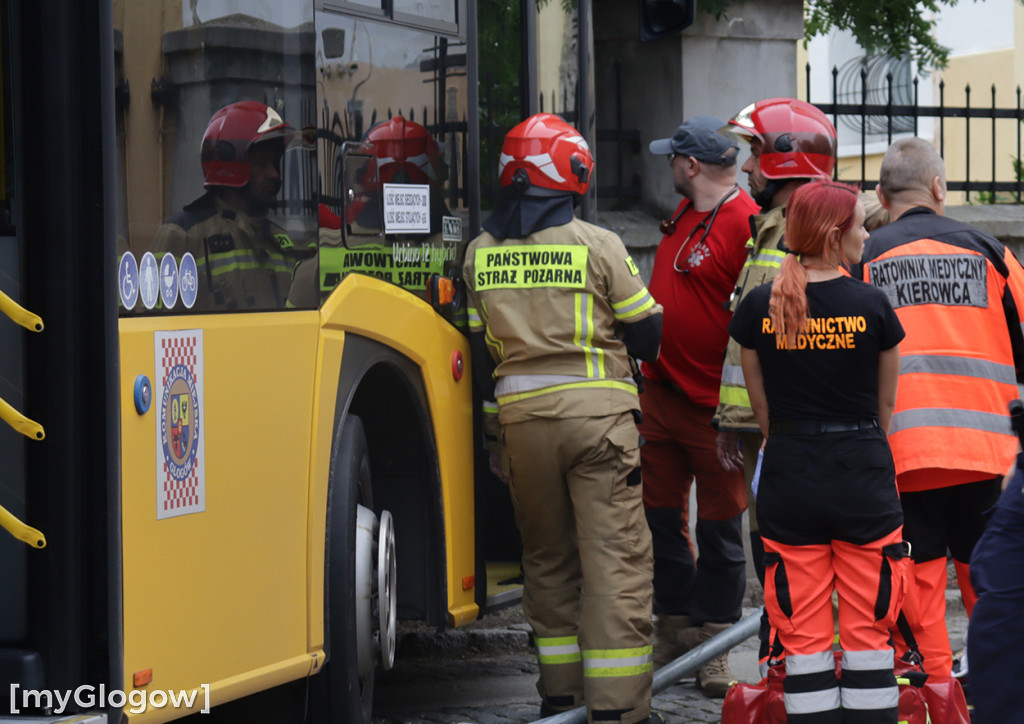 W Głogowie autobus uderzył w ogrodzenie kościoła