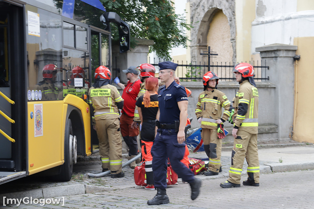 W Głogowie autobus uderzył w ogrodzenie kościoła