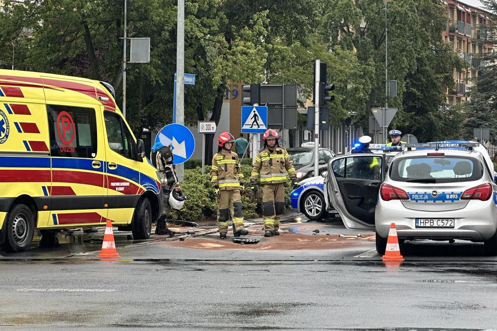 W Głogowie radiowóz zderzył się z motocyklistą