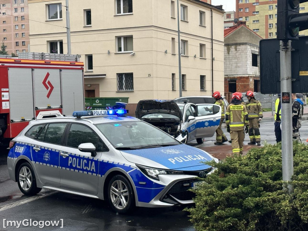 W Głogowie radiowóz zderzył się z motocyklistą