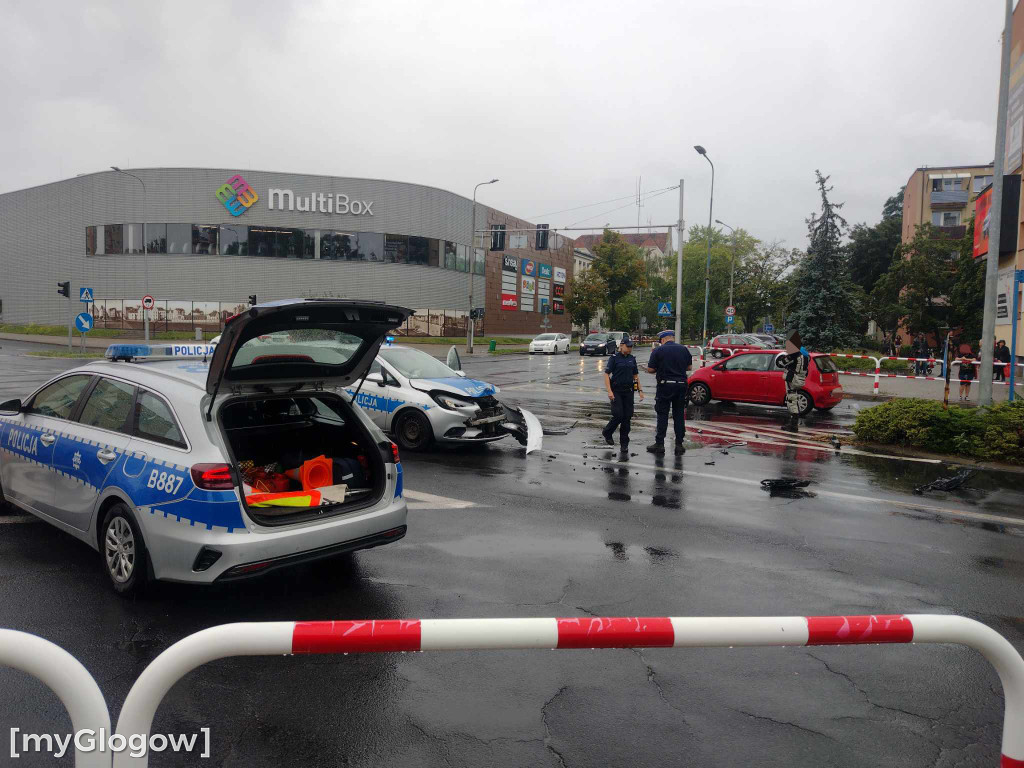 W Głogowie radiowóz zderzył się z motocyklistą