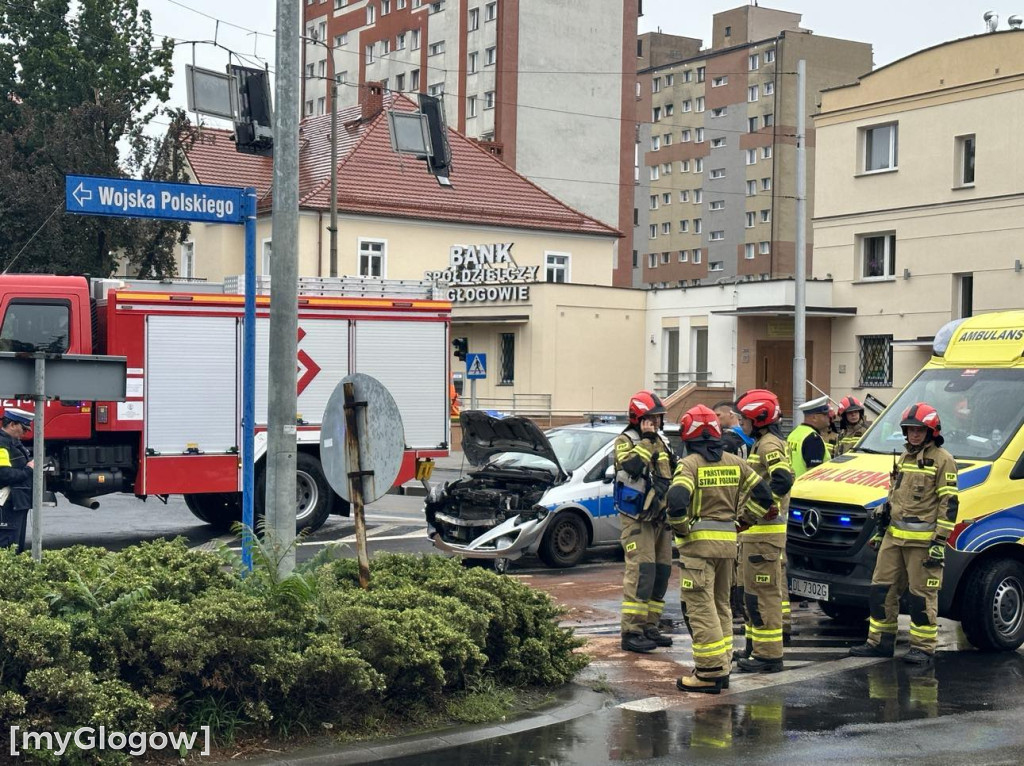 W Głogowie radiowóz zderzył się z motocyklistą