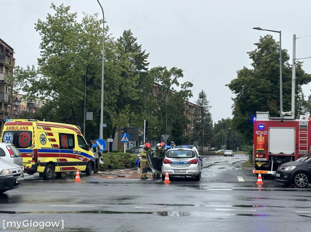 W Głogowie radiowóz zderzył się z motocyklistą