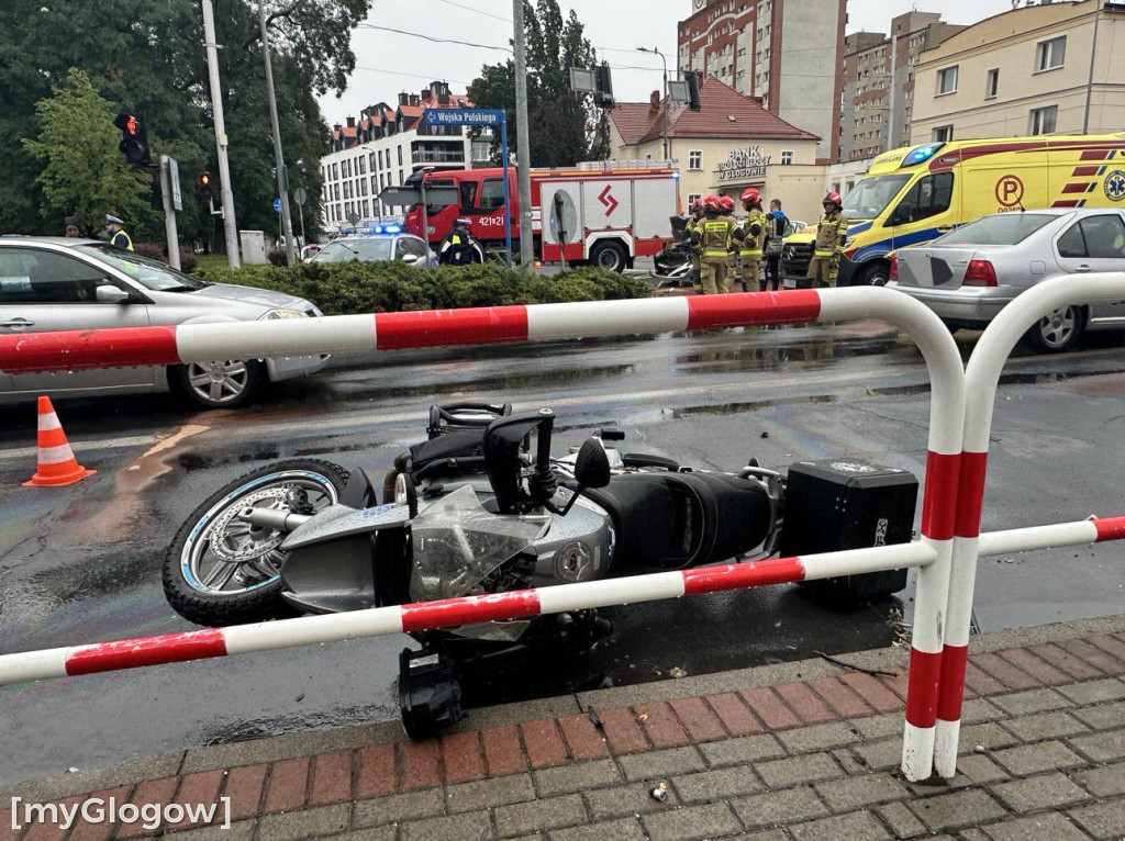 W Głogowie radiowóz zderzył się z motocyklistą