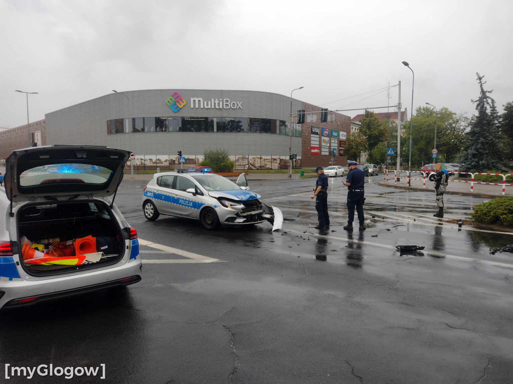 W Głogowie radiowóz zderzył się z motocyklistą