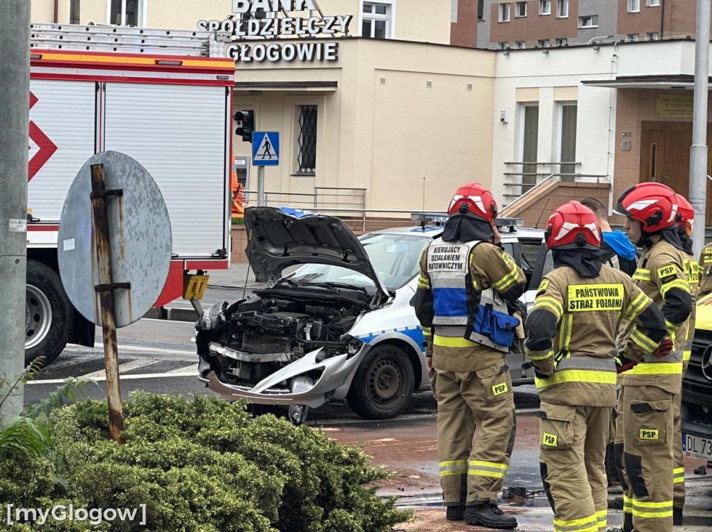 W Głogowie radiowóz zderzył się z motocyklistą