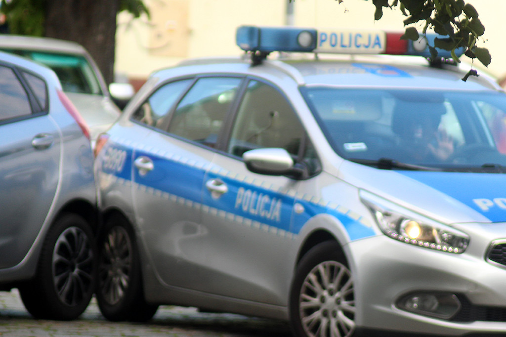 W Głogowie radiowóz uderzył w zaparkowany samochód
