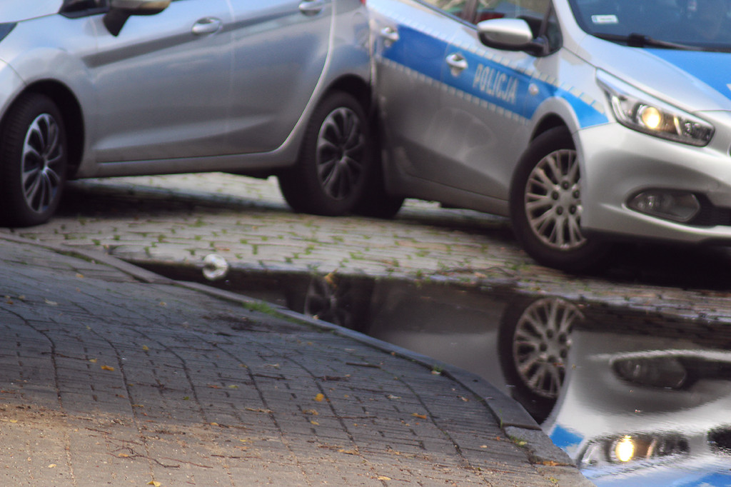 W Głogowie radiowóz uderzył w zaparkowany samochód