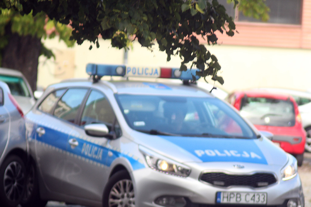 W Głogowie radiowóz uderzył w zaparkowany samochód