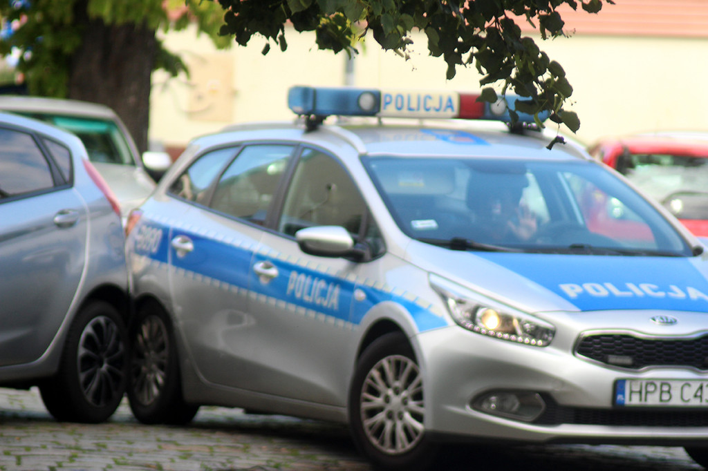 W Głogowie radiowóz uderzył w zaparkowany samochód