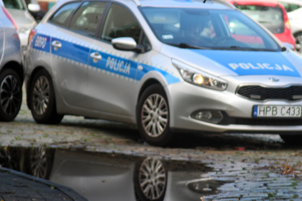 W Głogowie radiowóz uderzył w zaparkowany samochód