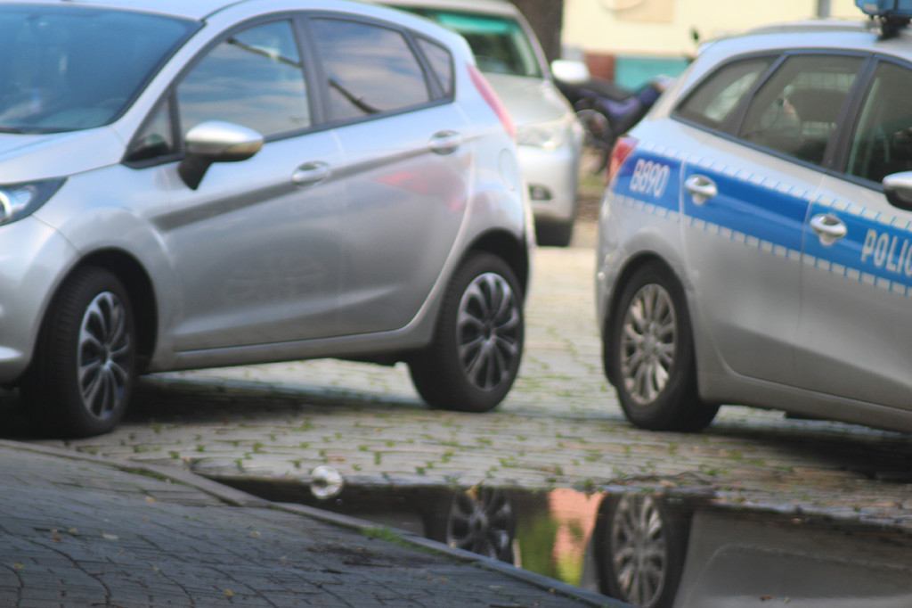 W Głogowie radiowóz uderzył w zaparkowany samochód
