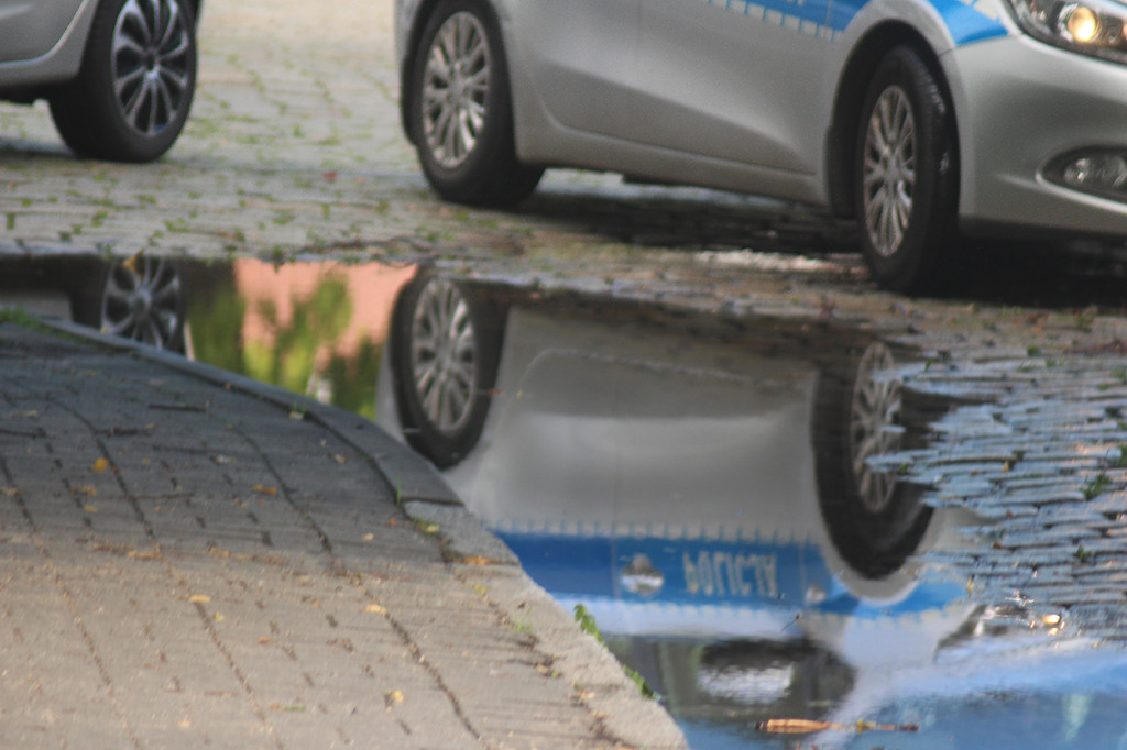 W Głogowie radiowóz uderzył w zaparkowany samochód