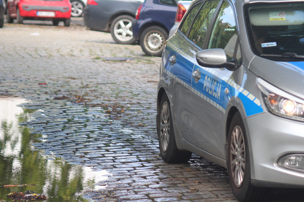 W Głogowie radiowóz uderzył w zaparkowany samochód