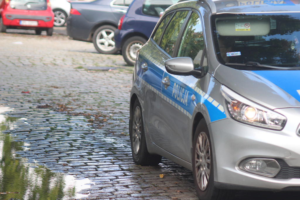 W Głogowie radiowóz uderzył w zaparkowany samochód