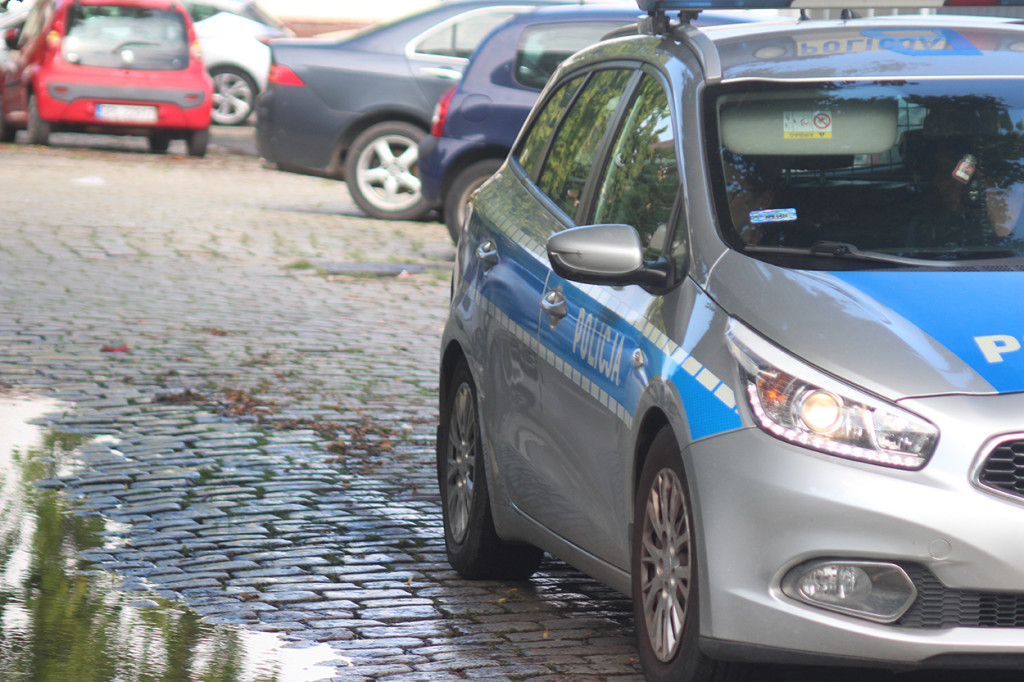 W Głogowie radiowóz uderzył w zaparkowany samochód