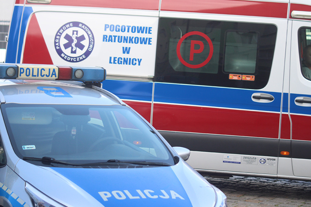 W Głogowie radiowóz uderzył w zaparkowany samochód