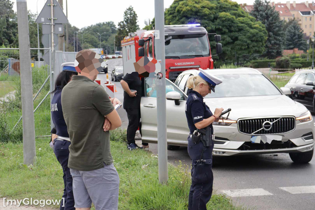 Zderzenie trzech aut przed mostem w Głogowie
