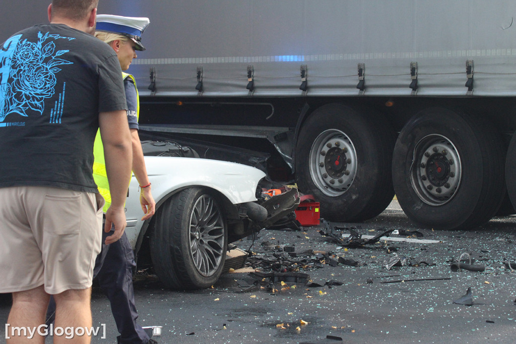 Zderzenie BMW z ciężarówką na DW 292