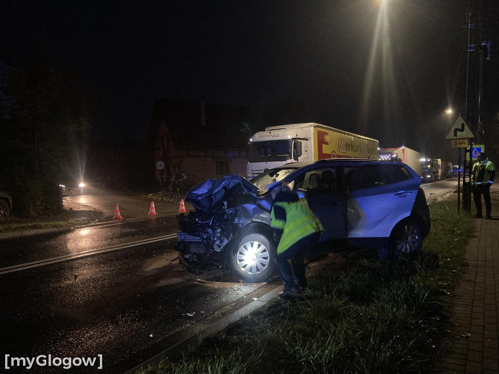 Czołowe zderzenie osobówek w Serbach