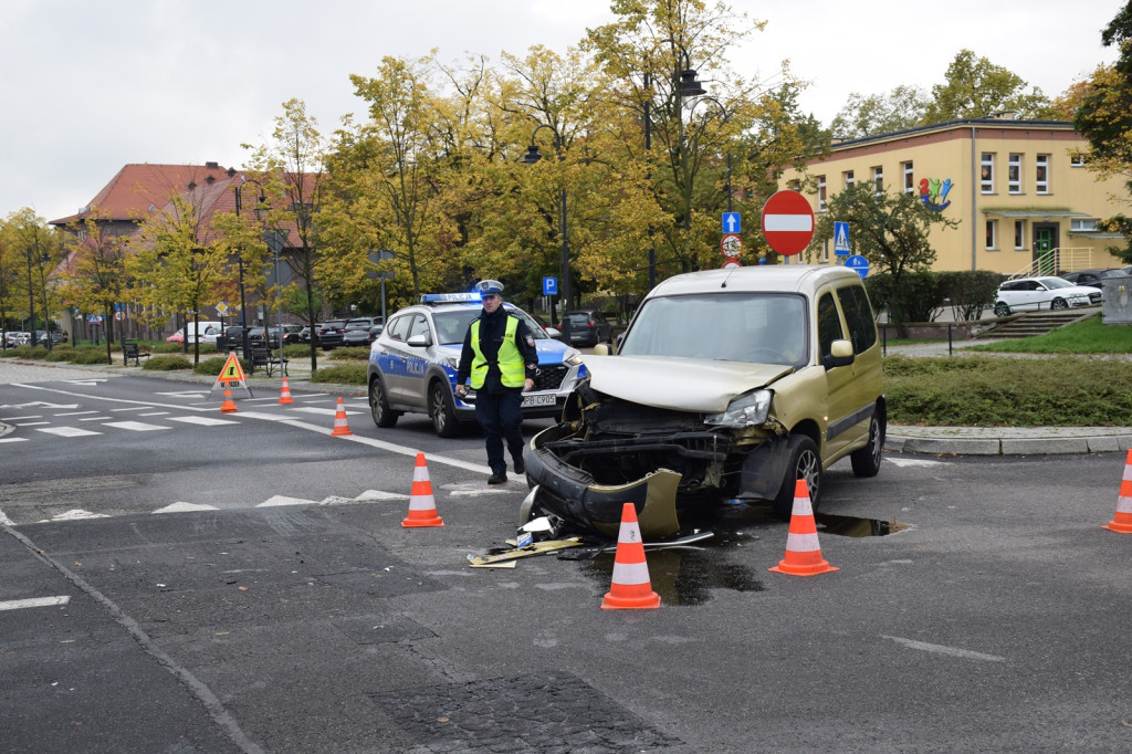 Na rondzie wjechał w taksówkę