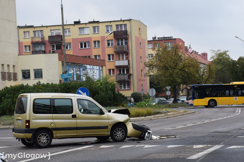 Na rondzie wjechał w taksówkę