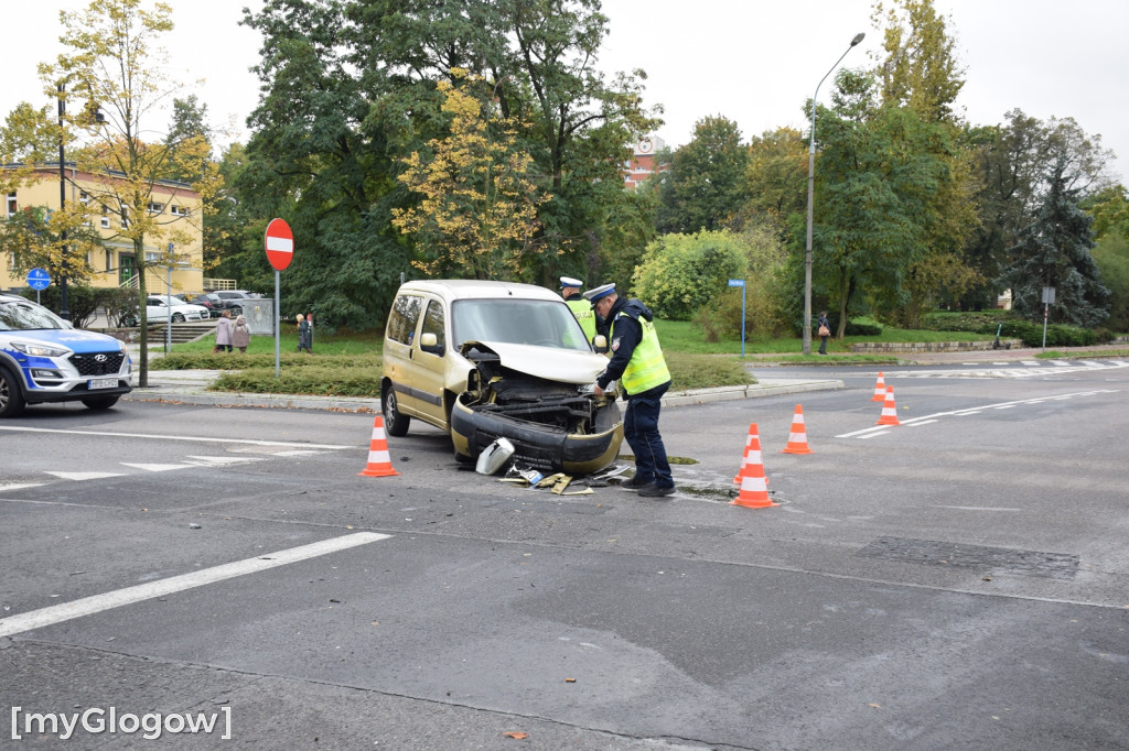 Na rondzie wjechał w taksówkę