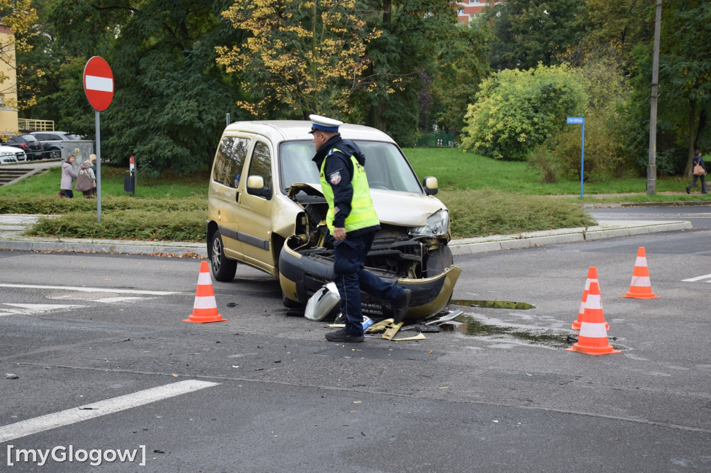 Na rondzie wjechał w taksówkę